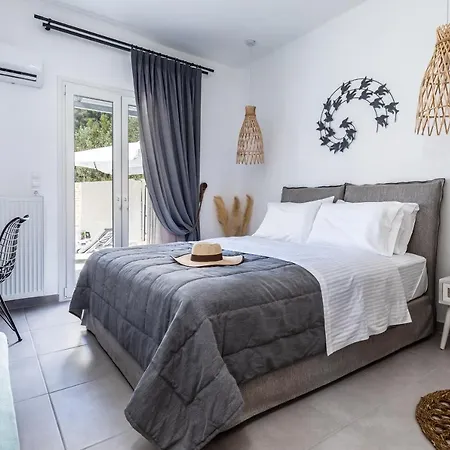 Ninemia In Σκόπελος